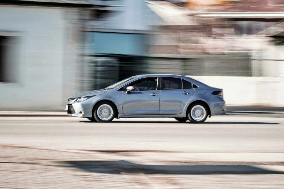 le persone meno intelligenti possiedono l'auto di questo colore